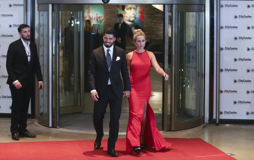 Luis Suarez e la moglie Sofia Balbi. Ap